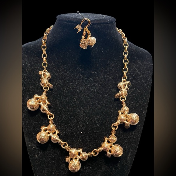 Pearl and rhinestone cluster 2pc necklace and earrings set. In gold tone. - Picture 5 of 7